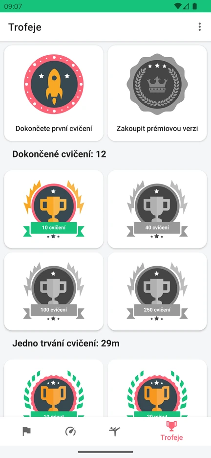 Obrazovka Trofeje v aplikaci s oceněními za počet dokončených cvičení a za délku cvičení.